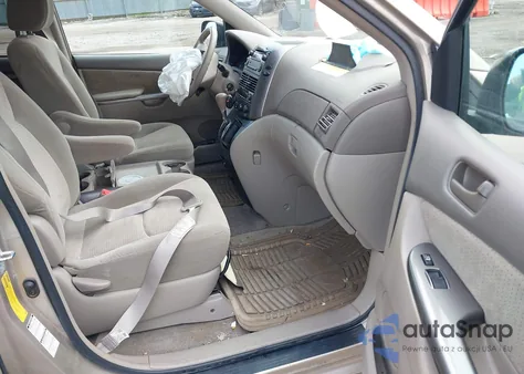 2010 Toyota Sienna Le z USA, uszkodzony, nr VIN 5TDJK4CC0AS033641